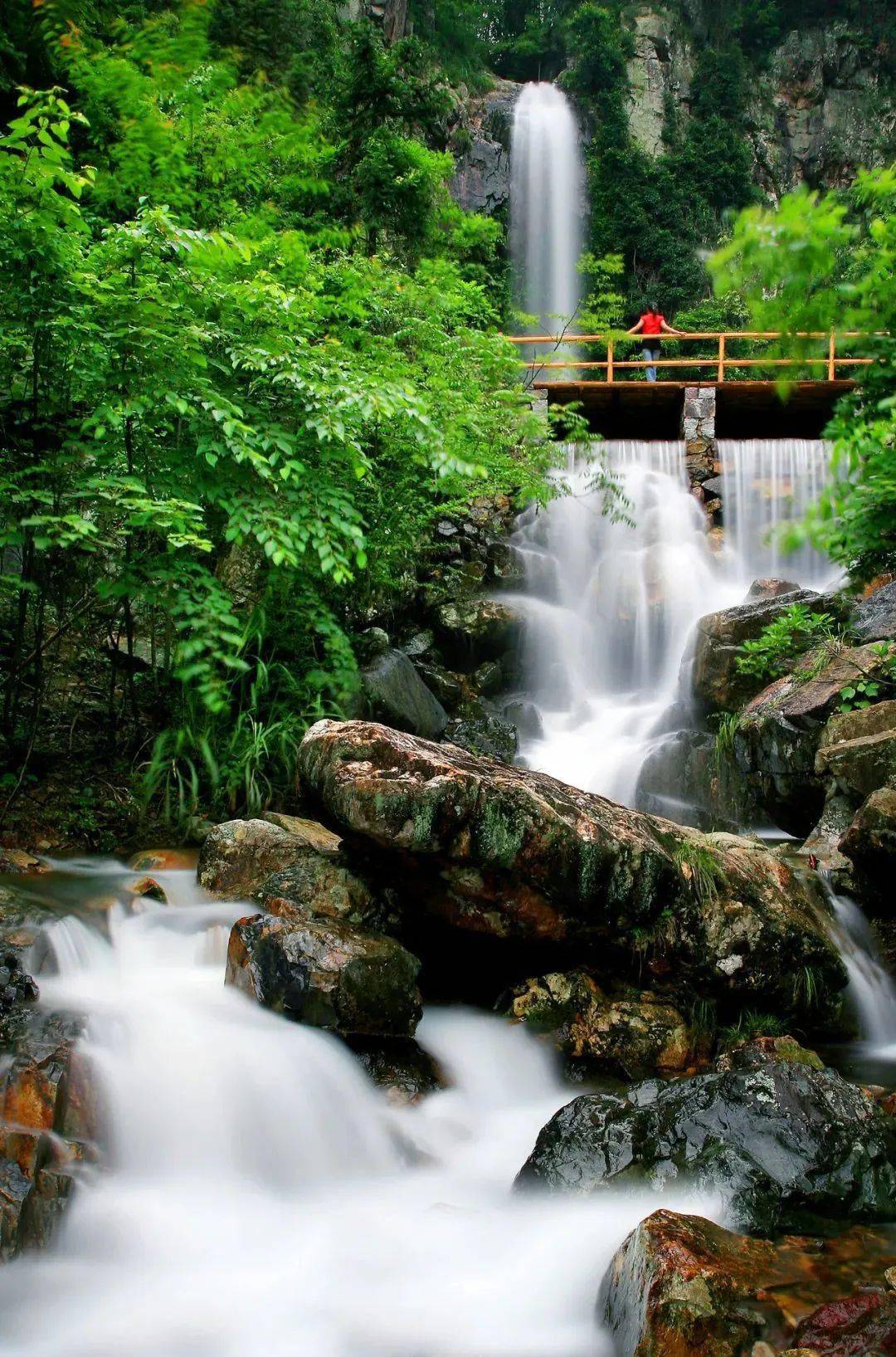 黄岩区屿头乡布袋坑村布袋山坐落于括苍山支脉,相传,唐末布袋和尚游历