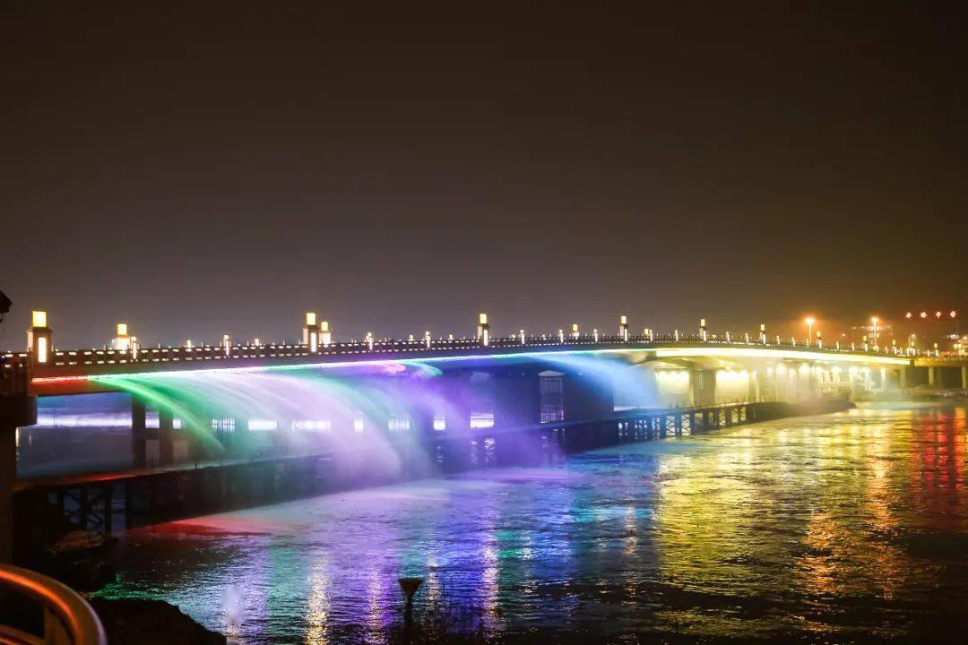 给夜色中的敖江增添了一抹"亮"色打造出水幕夜景流光溢彩的各式彩灯