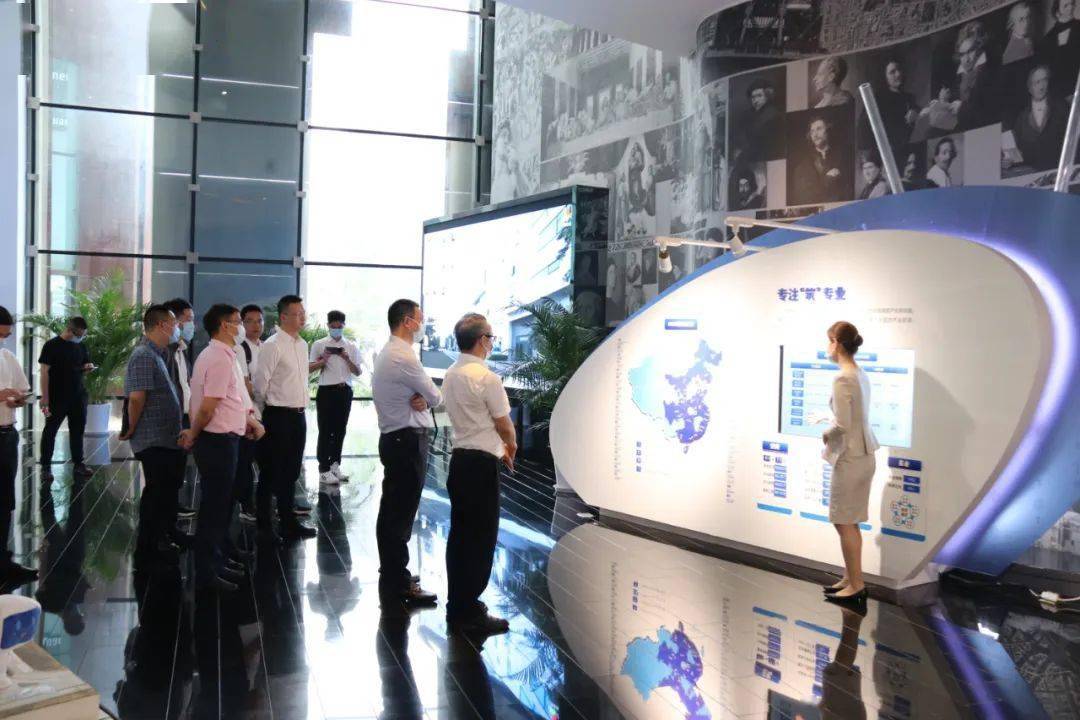 参观创意天地体验馆林朝进一行参观了光谷生物城