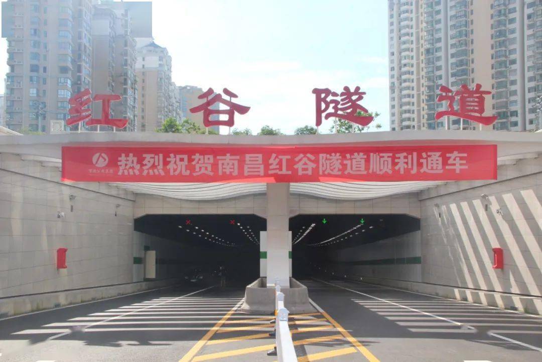 红谷隧道首次引入了双干坞交错平行预制管段,管段大水流长距离浮运,高