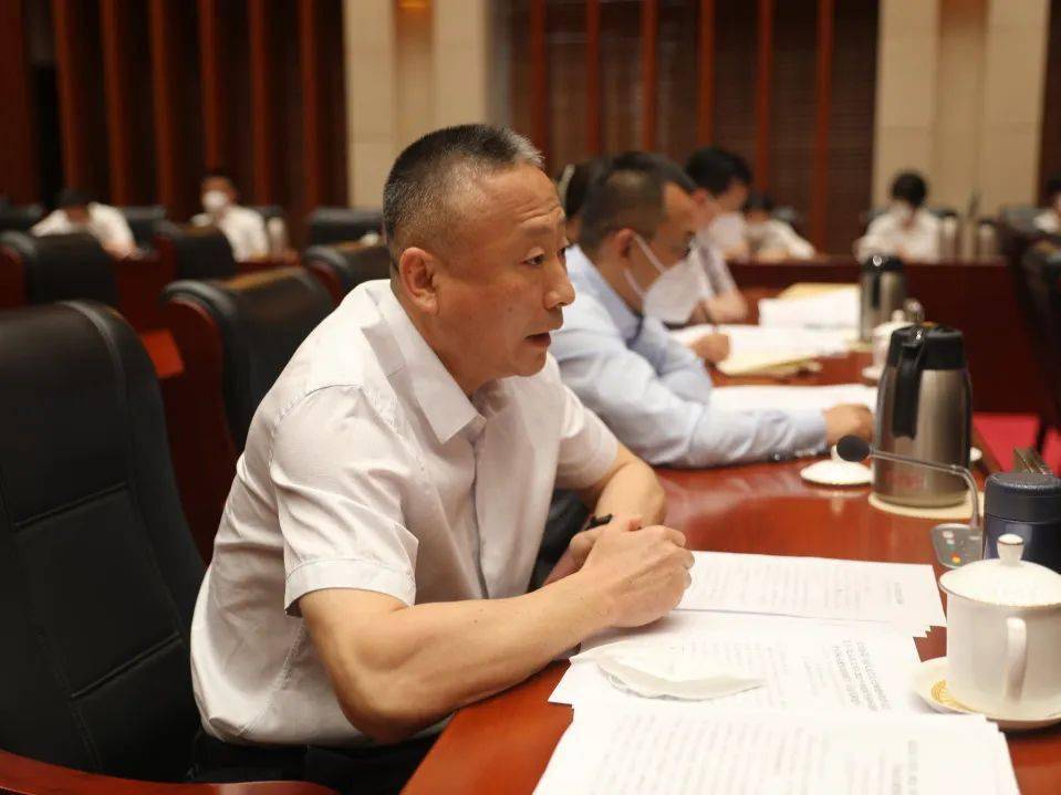 区人大常委会城建环保委副主任侯志伟同志发表意见建议强调,要紧紧