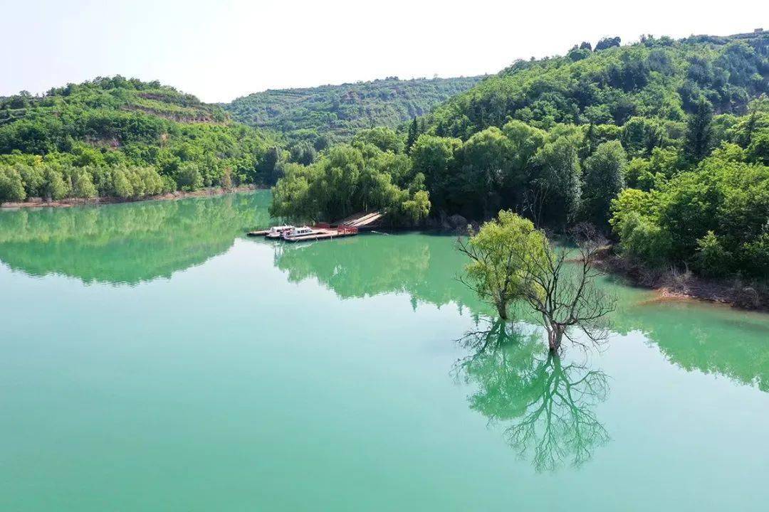 策划塔上"挹爽"二字高人之用意,并不在于桃曲坡水库是旅游观光之地,而