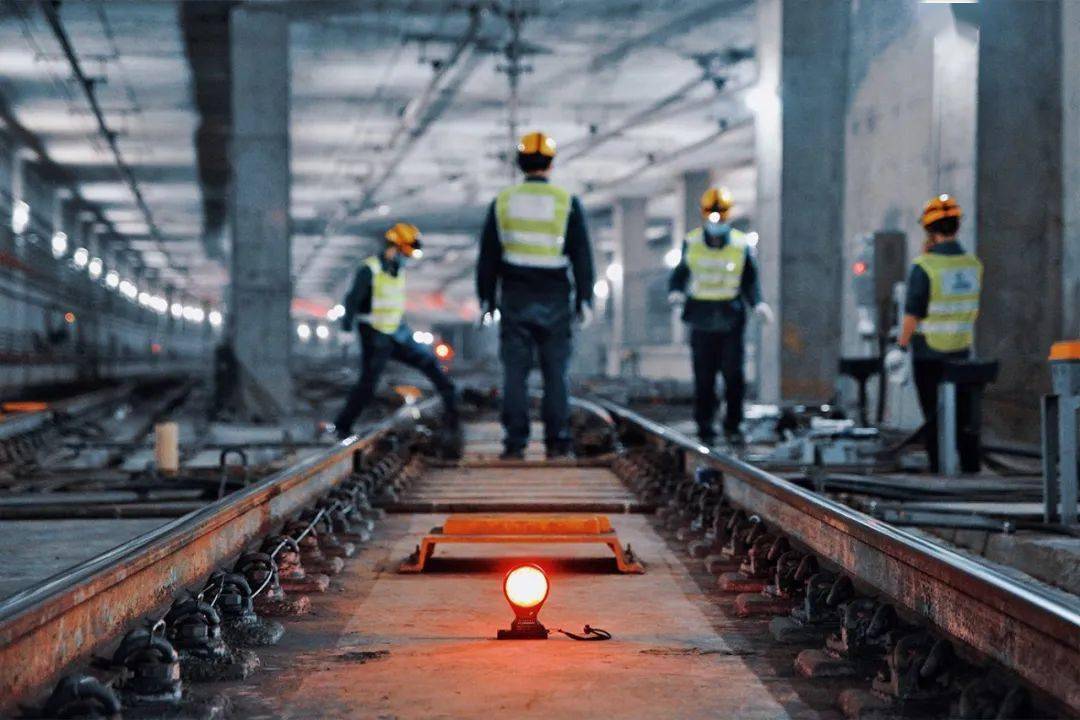 地铁人的一天信号检修工守护线网安全的神经外科医生