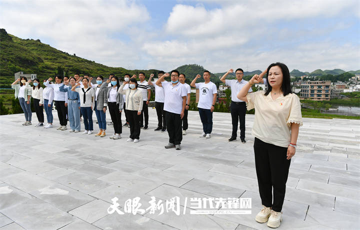 传承红色基因激扬青春力量贵州省委宣传部机关团支部举办学习建团100