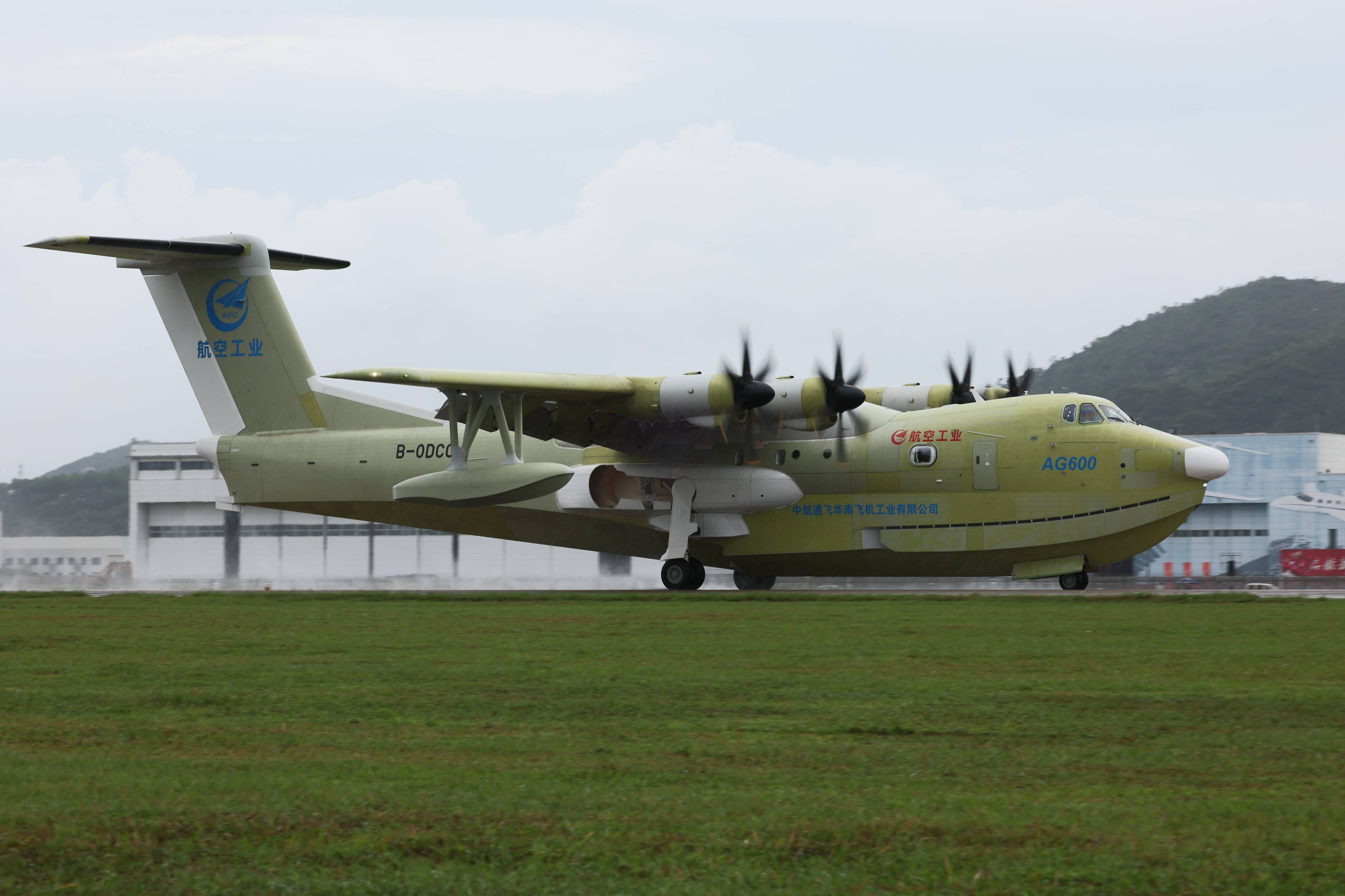 鲲龙ag600全状态新构型灭火机首飞成功