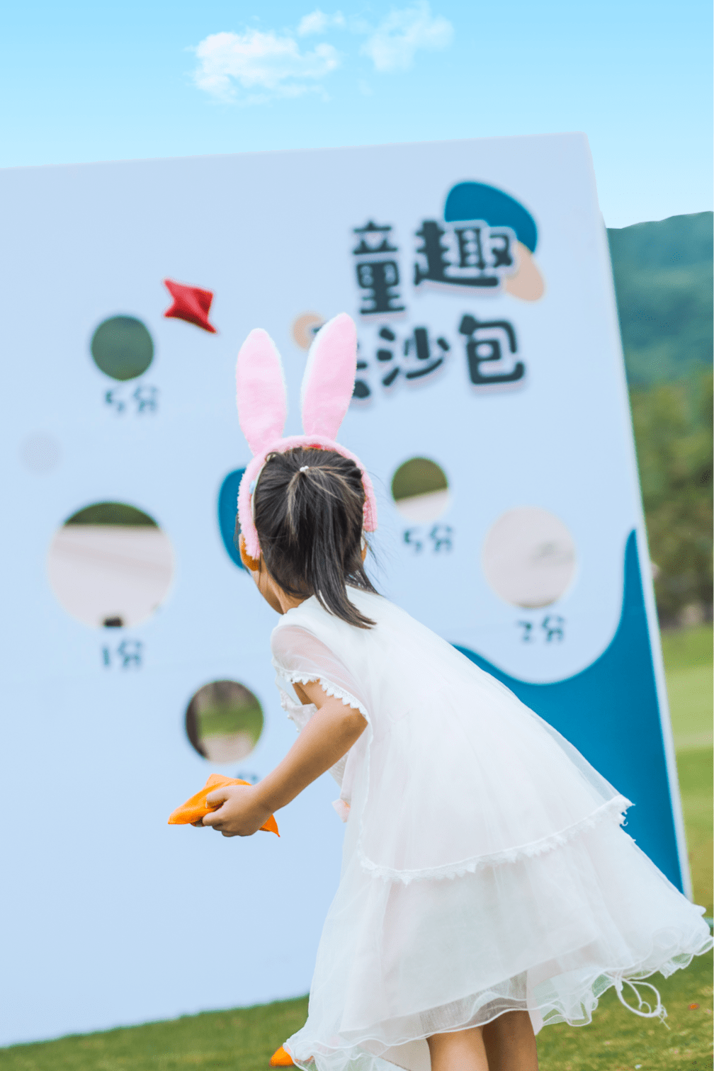 解放孩子的天性,丢丢沙包,踢踢足球,自由打滚,小朋友的快乐如此简单.