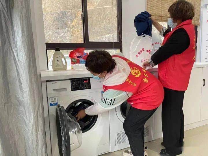 巾帼红文成畲大姐共享洗衣房解决老人洗衣难