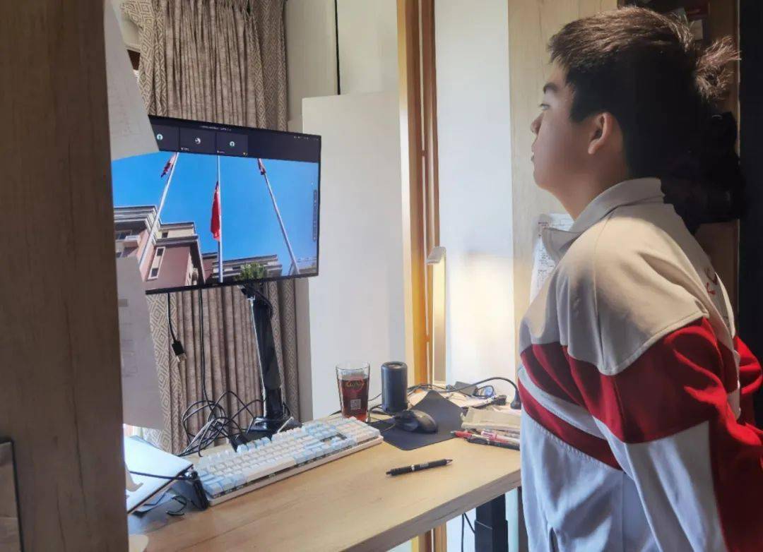 就像今天,老师们化身升旗队员,花儿们穿上干净的校服,少先队员戴好了