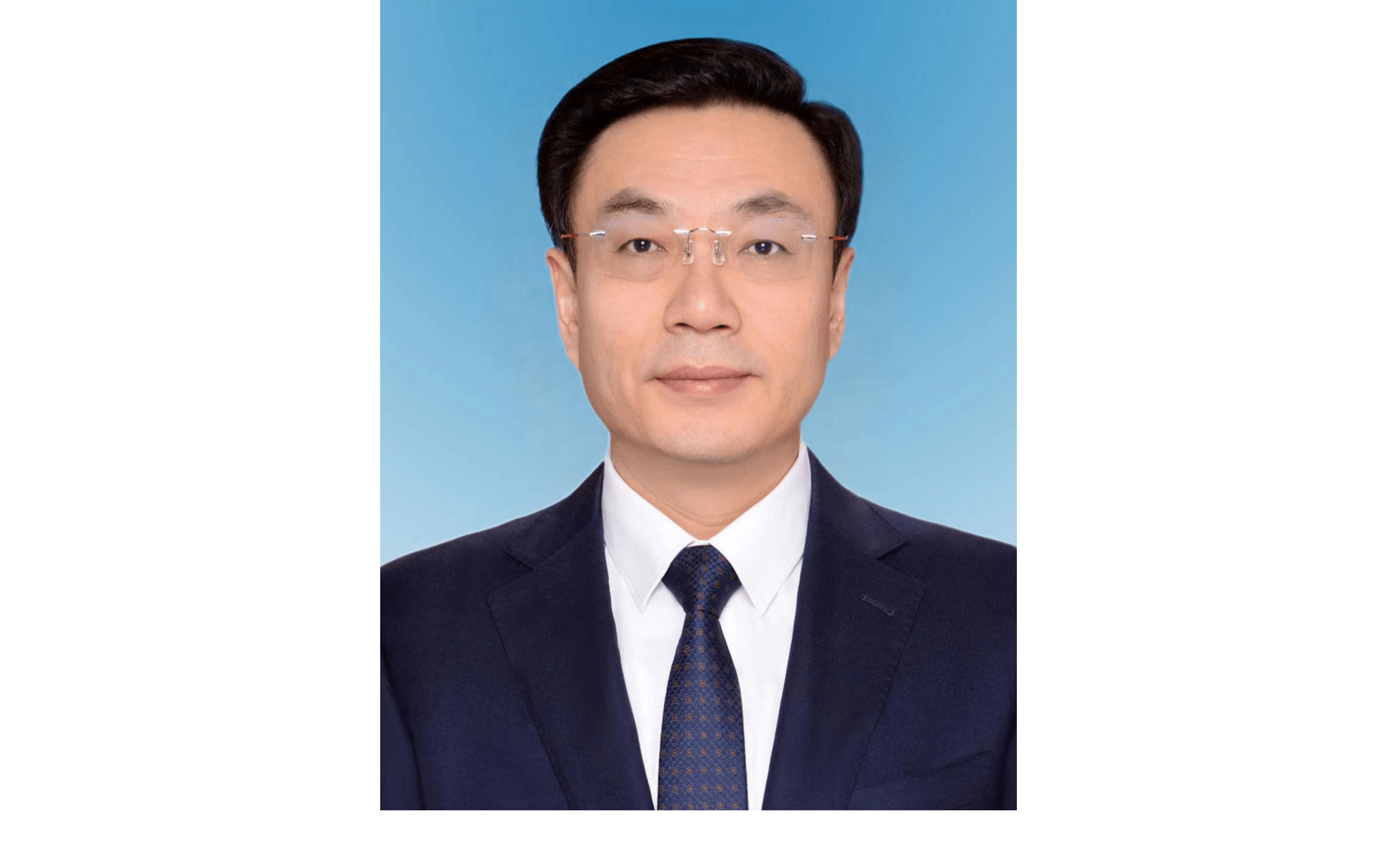 管理学博士,中共党员,现任甘肃省委常委,省政府副省长,党组副书记