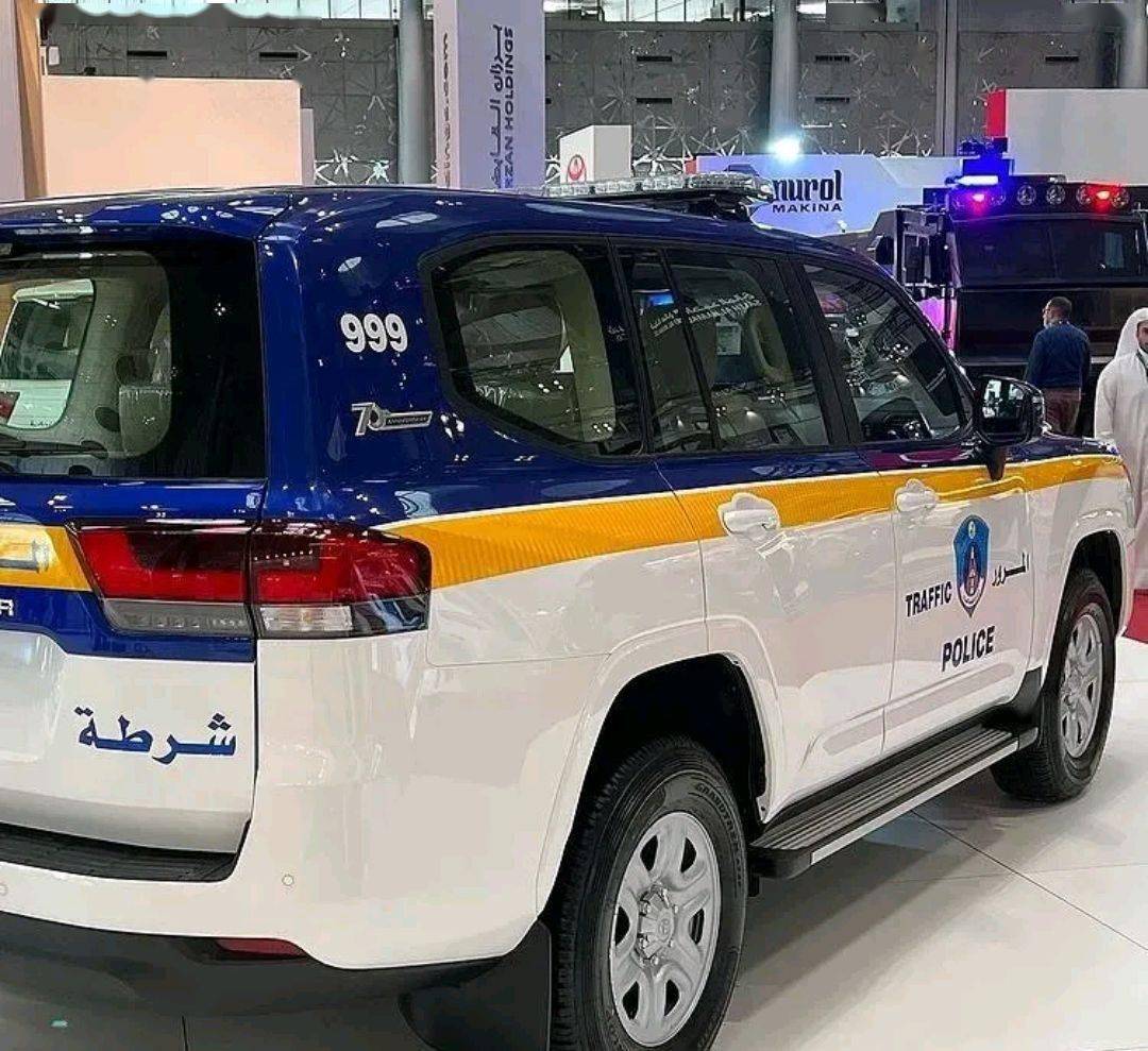 警车版陆巡lc亮相质感提升明显33t四驱新涂装更犀利