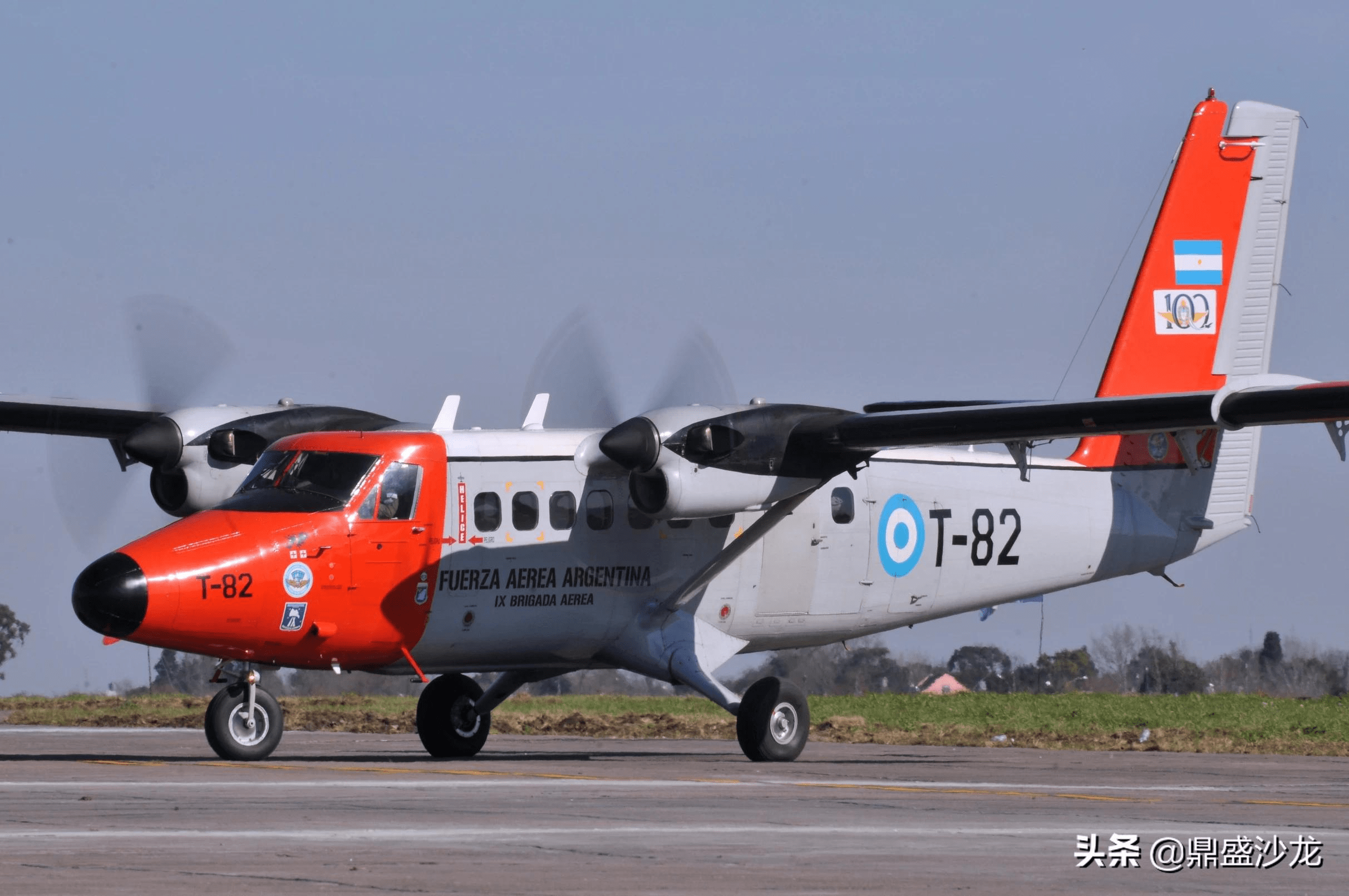 直接排除了使用直升机,dhc-6"双水獭"是唯一的选择,因为它航程够远