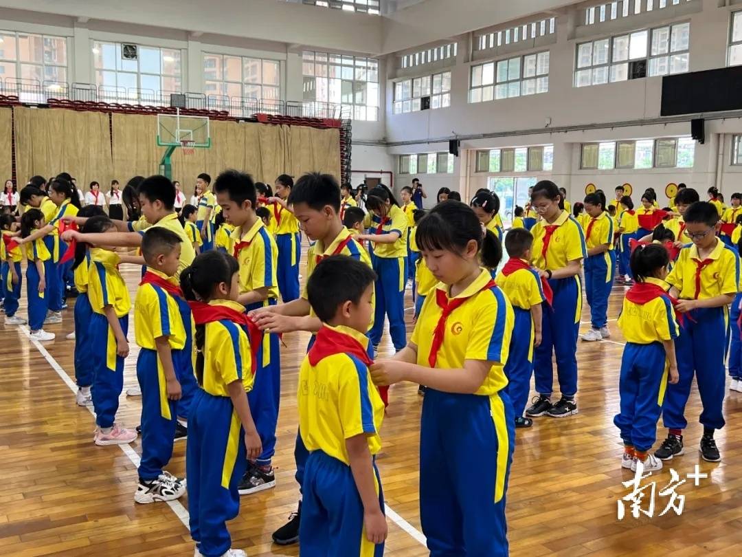 光荣清远市3万名学生加入中国少年先锋队