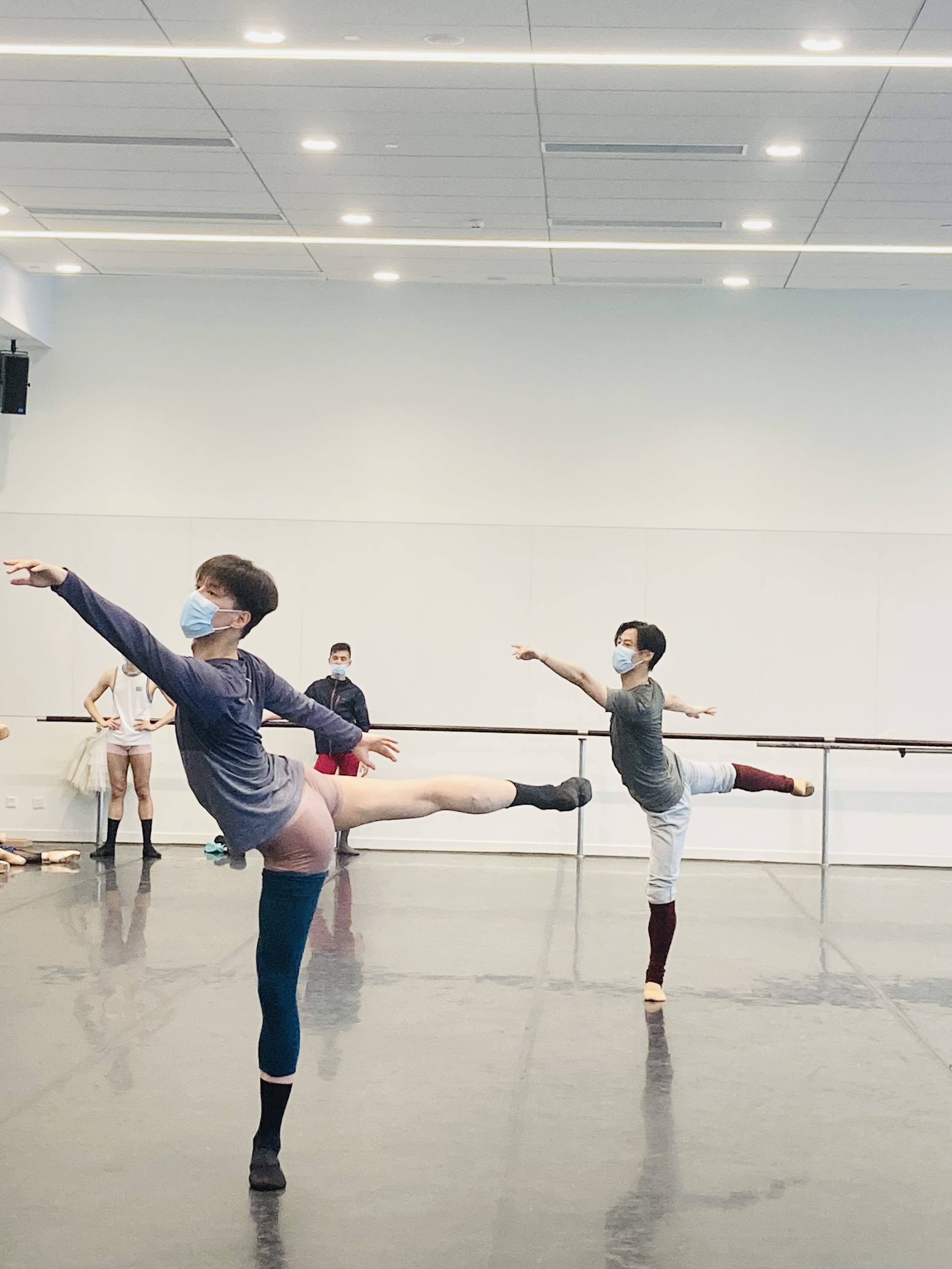 吴虎生首席吴虎生带队创作不停歇上海芭蕾舞团首席主要演员吴虎生,是