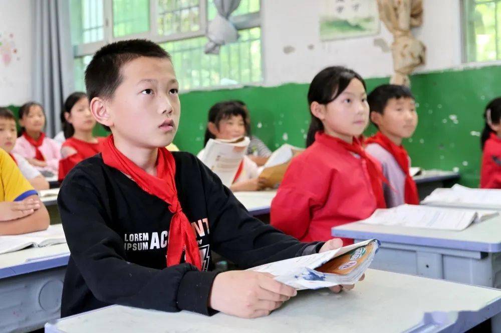 左上图:关坝镇田坝民族小学,孩子们认真听课,眼神中饱含对知识的渴望.