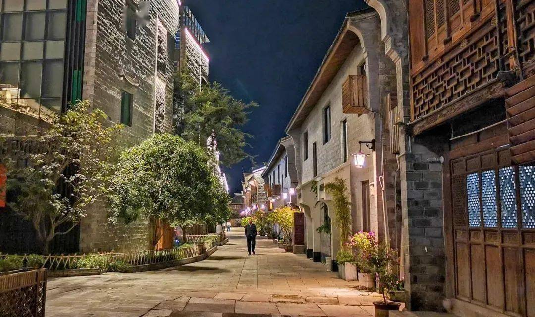 古城的夏夜,晚风轻柔万家灯火,都在静候你的光临~内容来源临海发布