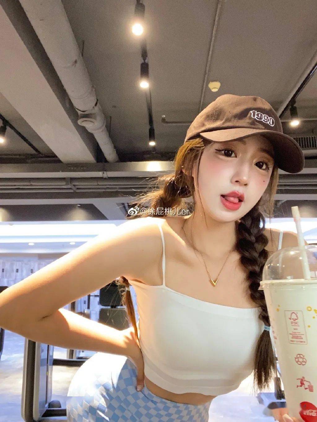 东北甜妹晒照纤腰球臀画面火辣感十足