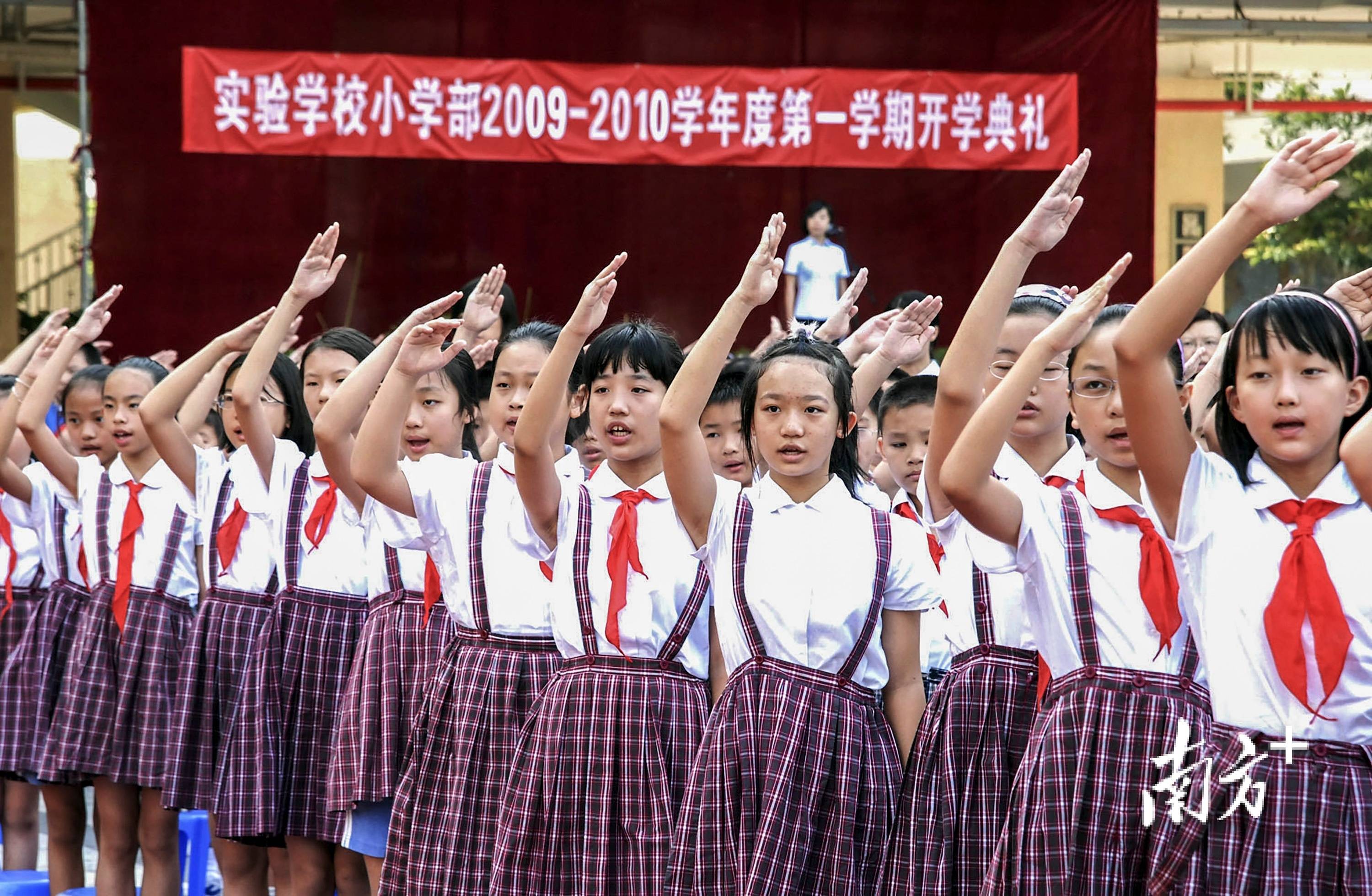 玩什么都很有趣～2018年3月5日,深圳福田,参与交通志愿服务的小学生