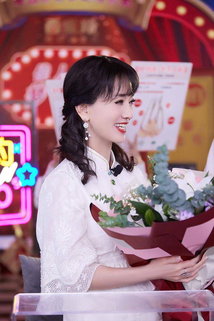 赵雅芝再现冯程程造型穿白色蕾丝旗袍典雅温柔