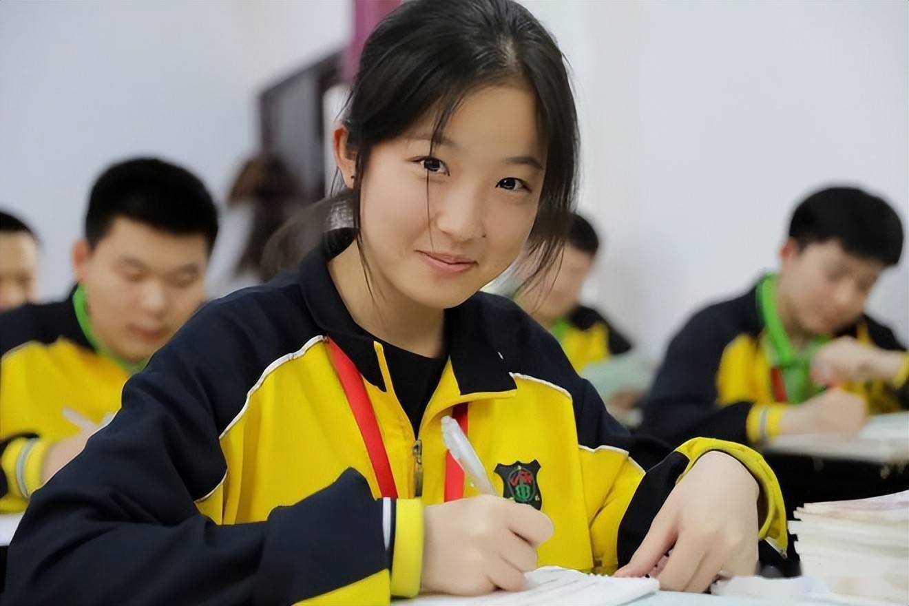 心中有梦想笔下有力量桃源九中高三学子考前冲刺剪影