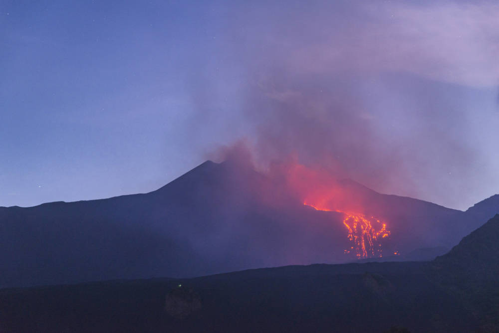 意大利埃特纳火山喷发 岩浆翻涌成火海