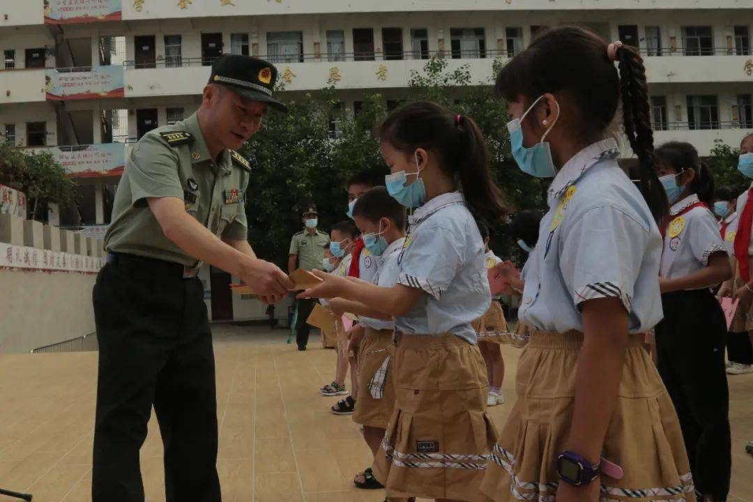 結合駐地實際,與廣西憑祥市第一小學建立援建關係,舉行八一愛民學校