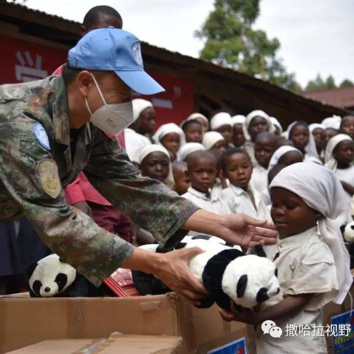 中国赴刚果(金)维和工兵分队向当地儿童赠送文体器材和学习用品_军人_布卡武_维和