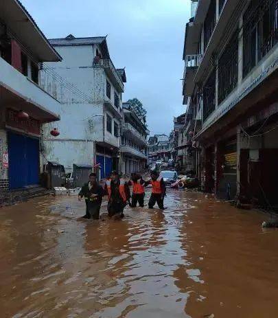 特大暴雨致13人受困毕节武警深夜紧急展开救援