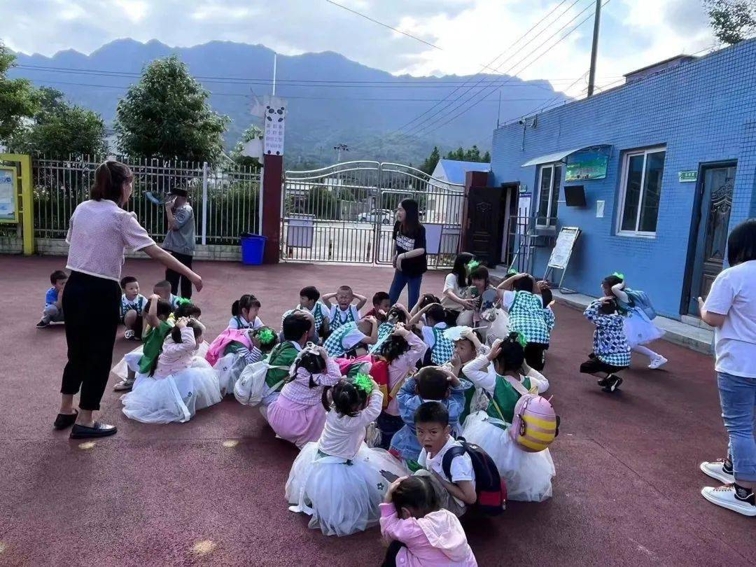 雨城区碧峰峡镇中心幼儿园托管小朋友有序跑到操场避震▲名山区百丈