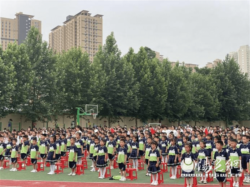 喜迎二十大争做好队员浐灞第31小学庆六一入队礼暨表彰大会