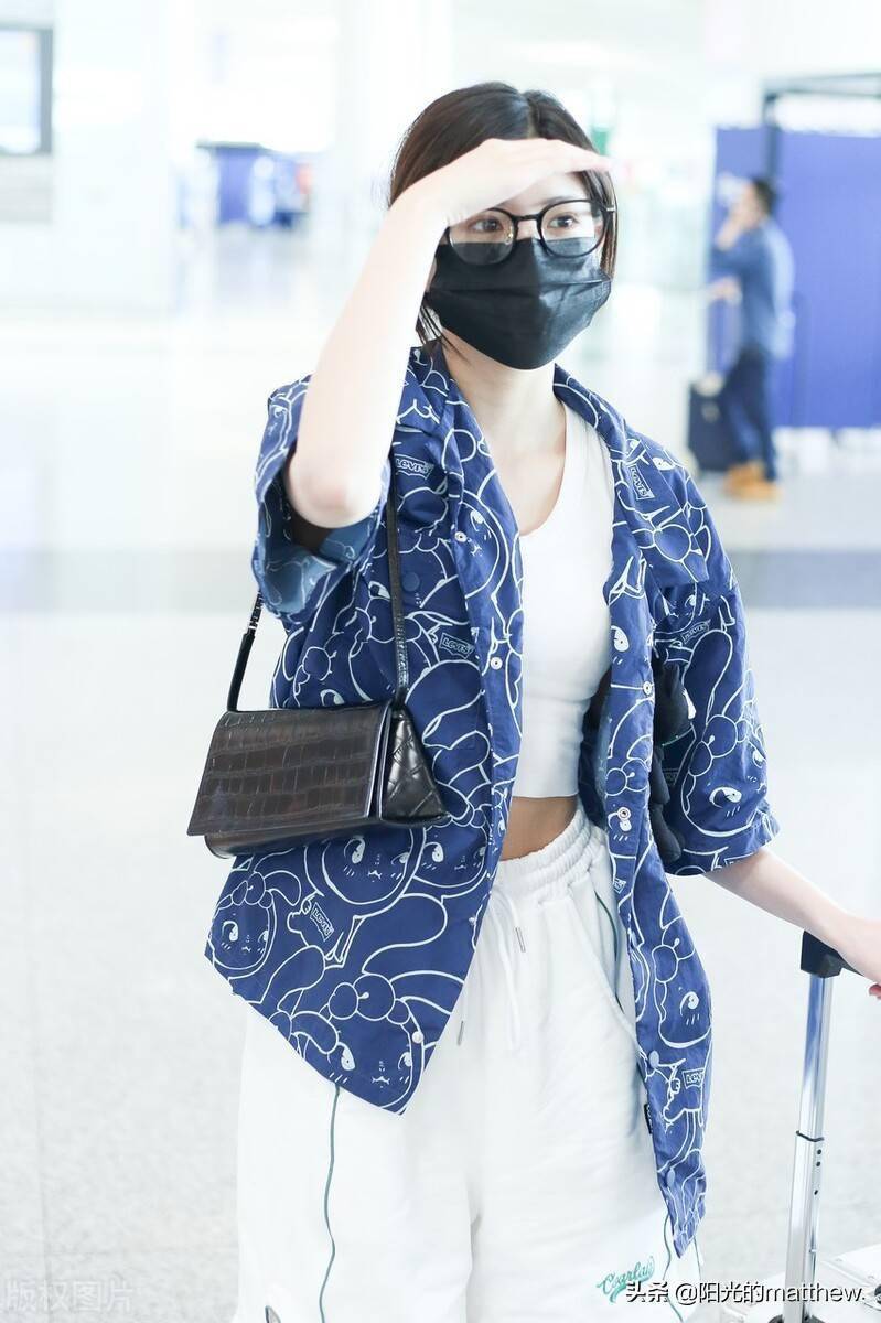 街拍:王怡人蓝色印花短袖衬衫 白色背心 运动短裤休闲随意_机场_北京