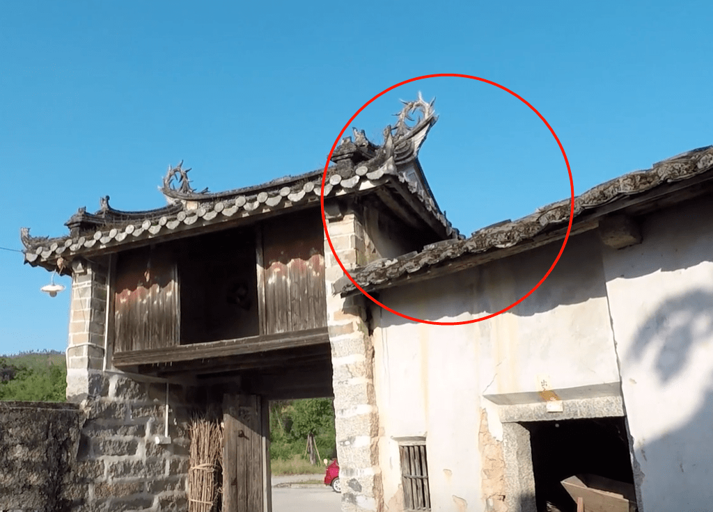 就像是房屋在流泪一样,所以就会叫做"滴泪屋