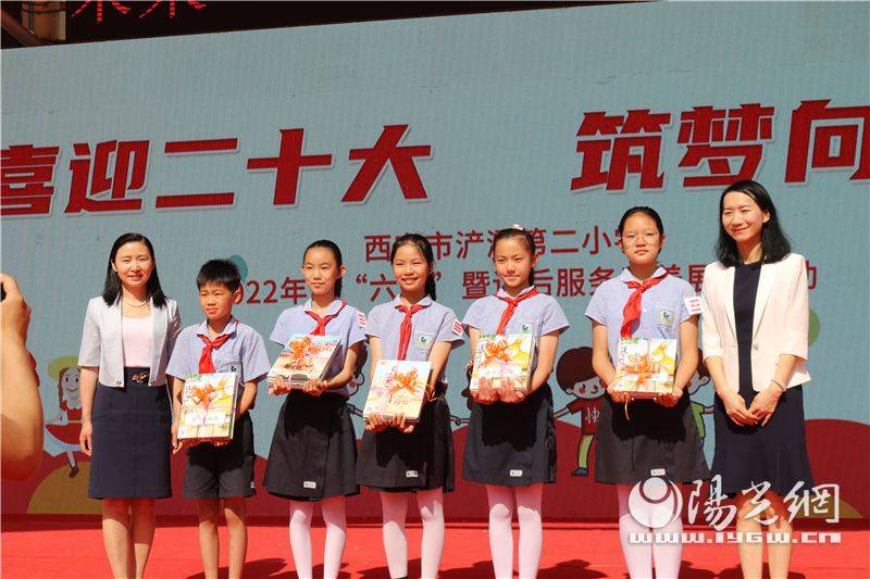 浐灞生态区教育局局长张燕,后宰门小学教育集团总校长白彩玲等,以及