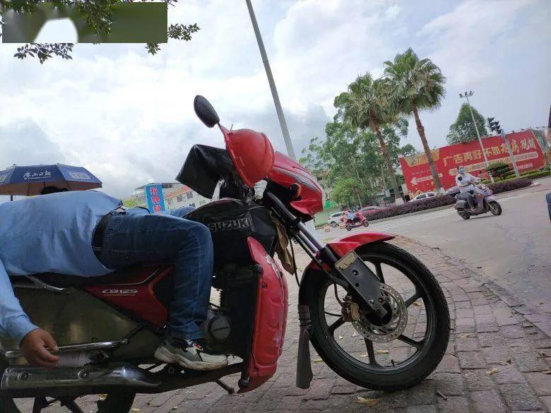 钦州摩的佬睡半天都没有接到客人网友分析行业没落的原因