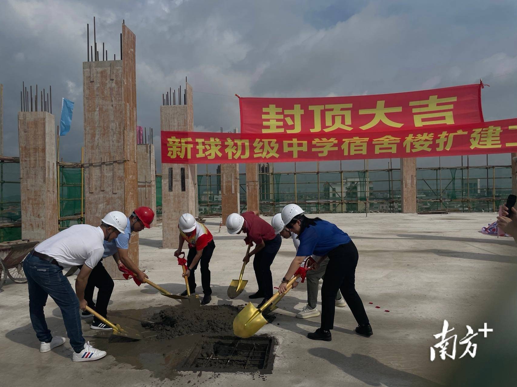 约1900个,富安中学扩建宿舍楼于今年1月封顶;而新封顶的新球中学扩建