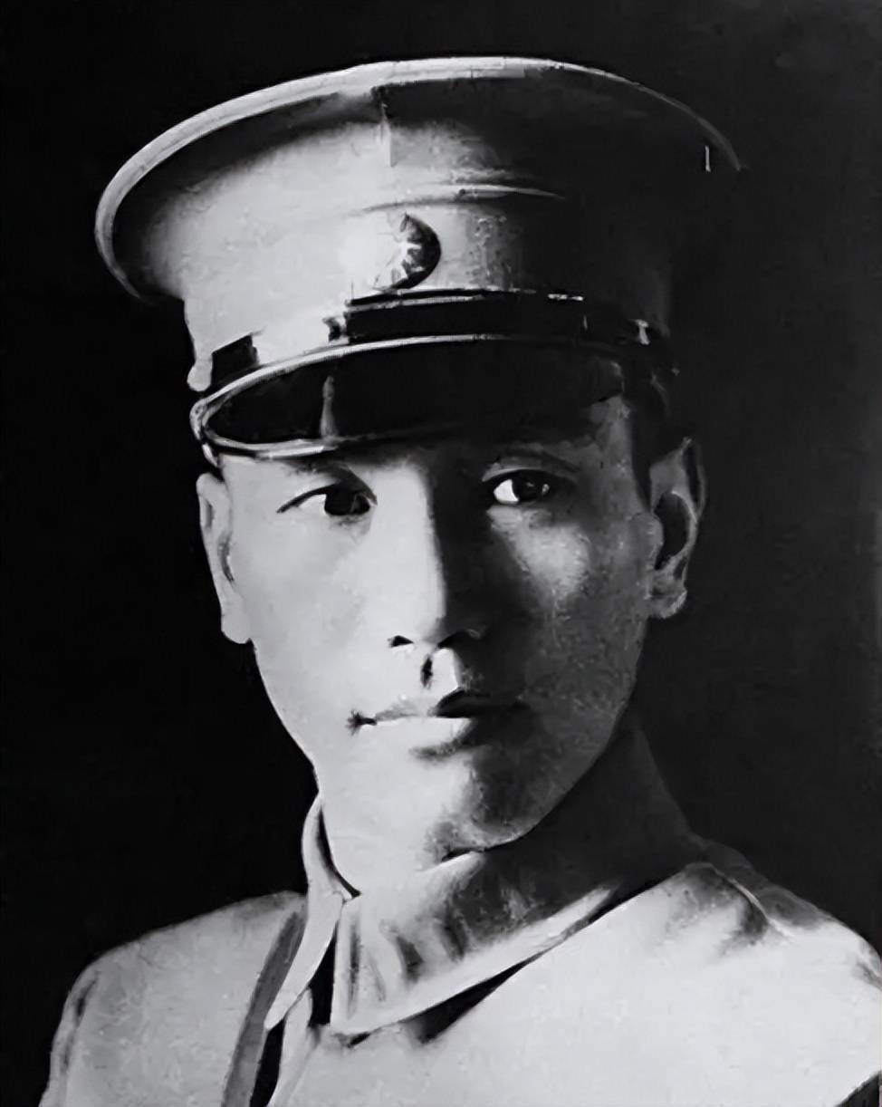 1949年蒋介石最后一次回家乡蒋氏族长瑞元祠堂破得漏雨了