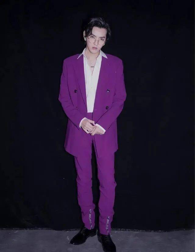 男人不管多少岁不要总穿黑白灰多穿这3个高级色时髦有档次