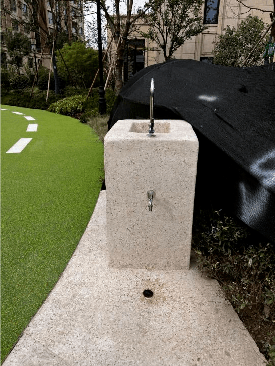 还有在沙坑出入口,专门设计了洗手和洗脚的水龙头,如果你仔细看,洗脚