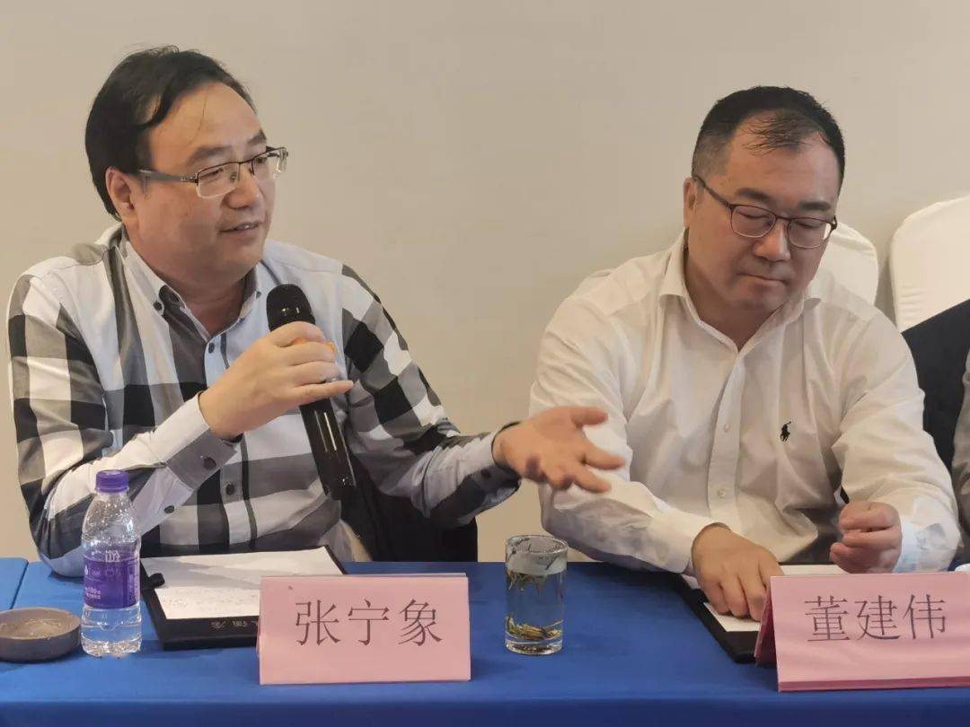 听雨蒙蒙烟雨石头村殷殷宁大校友情