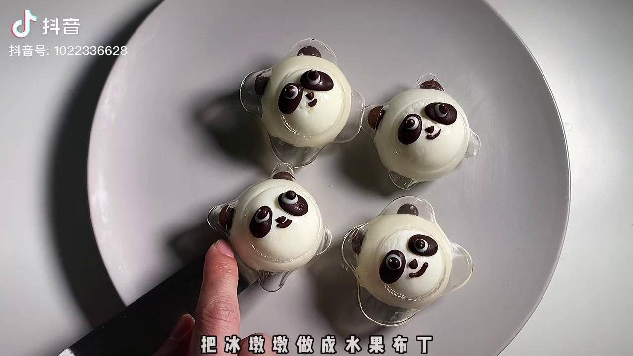 把冰墩墩做成奶香十足的水果布丁甜品冰墩墩