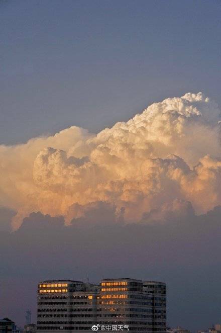 北京天空现巨大积雨云