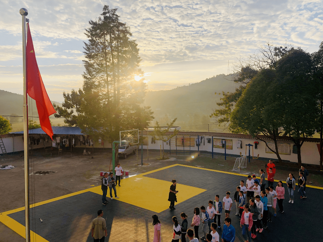 改造后的四川大凉山希望小学新操场就在这几天,赵真收到了一封来自