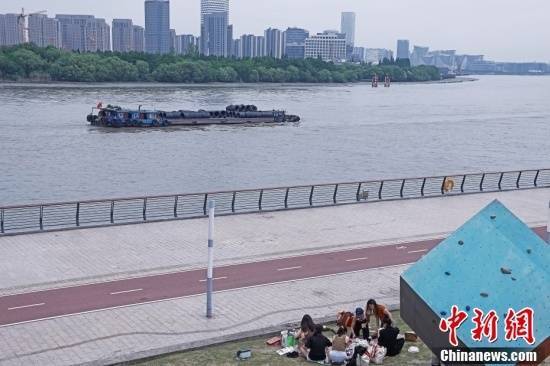上海民众端午假期享受户外生活