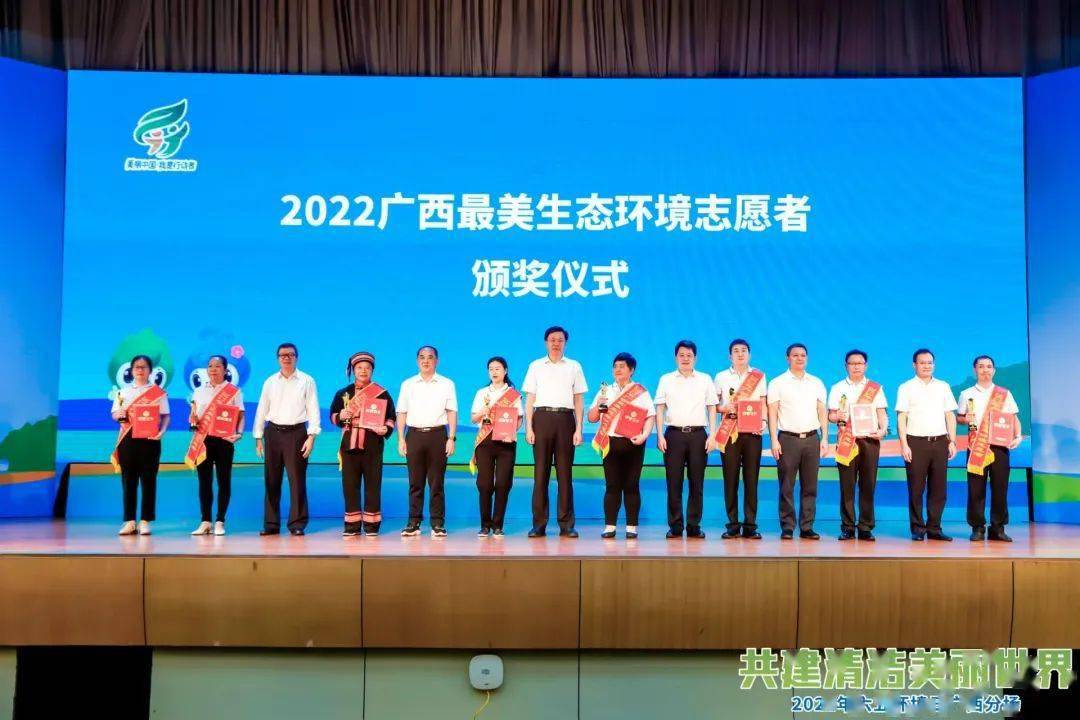 自治区人民政府副秘书长黄瀚,桂林市副市长,市政府秘书长蒋春华出席