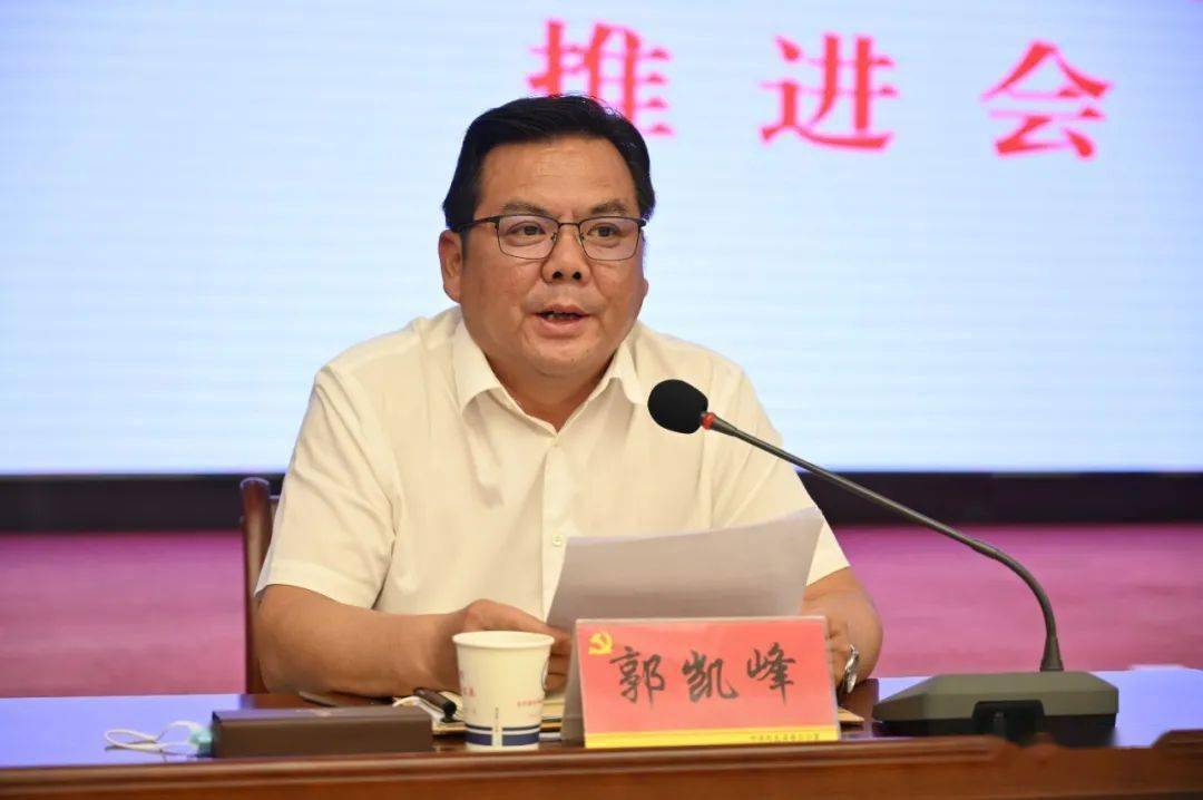 旬邑县委常委,常务副县长郭凯峰对《旬邑县稳定经济增长29条措施》作