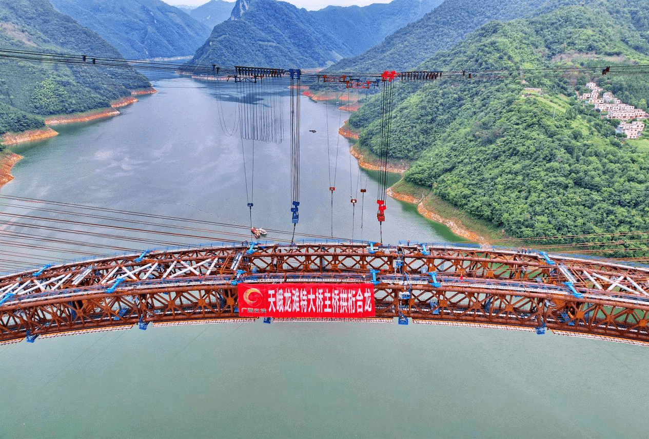 位于广西河池市天峨县龙滩大坝上游6公里处,横跨红水河,全长2488