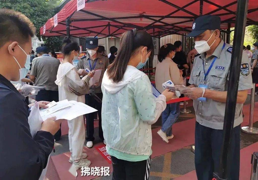 宿州九中千畝園校區考點秩序井然,考生在嚴格接受防疫檢查後,有序進入