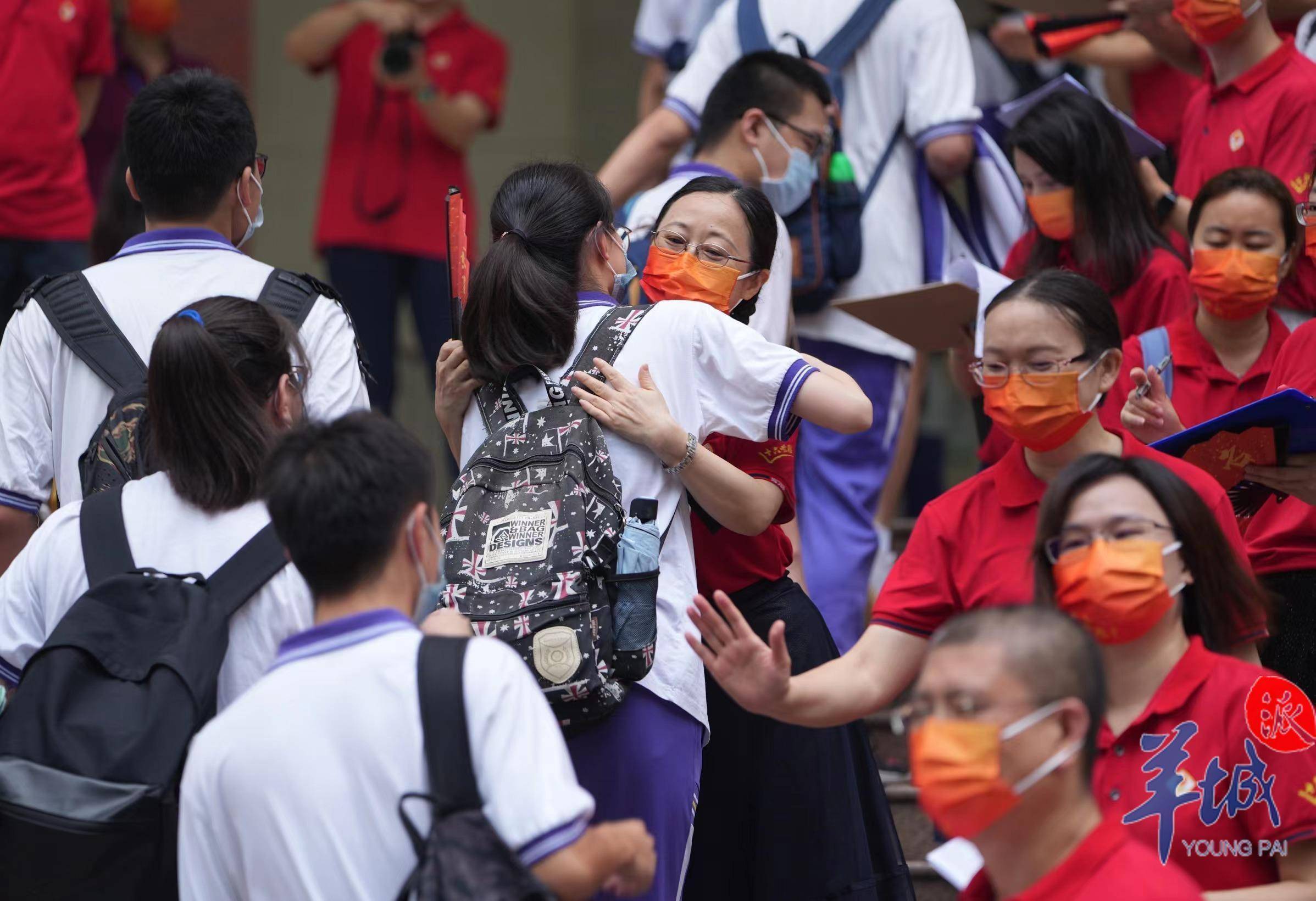 2万学子赶赴高考,直击第一现场_考生_考场_考点