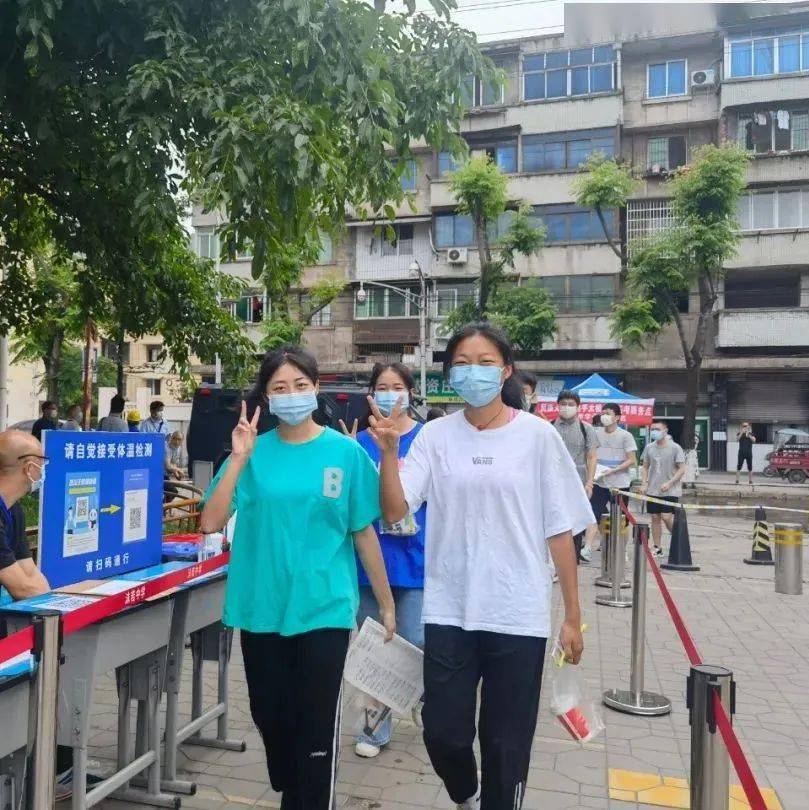 高考进行时丨高考第一天,直击沙湾沫若中学考点最真实的画面!