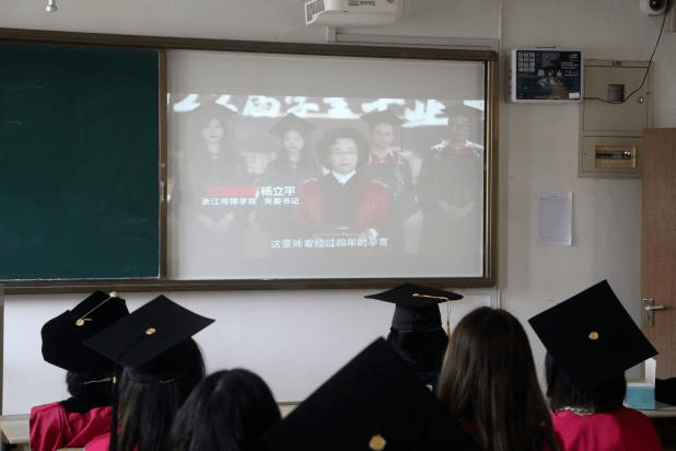 卢寒羽5月31日下午,浙江传媒学院举行了2022届毕业典礼,本次毕业典礼