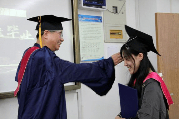 毕业典礼上,我们正式说再见_毕业生_同学_杨宇函